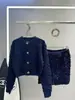 Conjunto de Duas Peças Cardigan de Lã Jacquard com Diamante Vermelho de Alta Qualidade Nova Coleção Primavera 2025 Saia de Cintura Alta que Molda o Quadril para Mulheres
