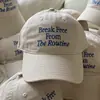 Essencial para Todas as Estações! Boné de Baseball Doce Off-White com Bordado Azul Inglês para Mulheres, Novo Moda 2025 Boné Duckbill