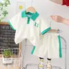 Traje Infantil 2024 Nova Moda Verão Menino Camisa Polo Manga Curta com Letra U Shorts Casuais para Bebê Roupa Infantil