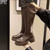 Botas pretas longas de couro genuíno para mulheres, com sola grossa, que aumentam a altura, abertura em V, efeito emagrecedor, salto grosso e zíper traseiro, chegando um pouco abaixo do joelho.