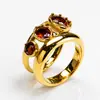 Anillo Retro de Acero de Titanio Hueco de Doble Capa con Tres Gemas Ovaladas de Color Amarillo-Marrón Incrustadas