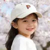 Boné de Baseball Simples com Letras Estilo Coreano para Crianças Pequenas, Boné Versátil com Proteção Solar para Primavera ao Ar Livre para Meninos e Meninas, Atacado