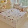 Falda de cama con estampado de encaje 100% algodón Falda de cama de algodón de Xinjiang Cubierta Protector de colchón denso fino y denso Agradable para la piel Cómodo