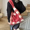 Moda Inverno Bolsa Peluda de Grande Capacidade para Axila para Mulheres 2025 Nova Bolsa de Pelúcia Xadrez Bolsa Tote Casual de Ombro