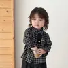 Lindo conjunto de três peças estilo coreano para meninos no outono: colete de tricô de gato de desenho animado para bebê, camisa xadrez e jeans com punhos