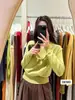 2025 Nuevo Suéter de Punto de Cuello en V Cruzado Estilo Francés para Mujer Otoño e Invierno Nueva Era Reductor de Edad Color Puro Top Interior