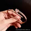 Pulsera de Acero de Titanio para Niñas, Pulsera que No se Desvanece, Pulsera de Acero Inoxidable Transfronteriza Europea y Americana de Alta Gama, Pulsera de Clavo con Incrustaciones de Diamantes de Corazón de Amor