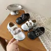 Zapatos de princesa para niñas, Mary Jane de verano de un solo color, suela suave, punta cerrada, plateados, goma antideslizante, punta redonda, puntera ancha