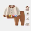 Conjunto de Tricô para Bebê, Estilo Primavera e Outono, Design de Carro de Desenho Animado, Macio e Amigo da Pele, Conjunto de Duas Peças de Cardigan de Algodão Classe A para Meninos e Meninas