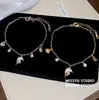 Pulsera de Concha de Delfín, Piedra Preciosa y Perla que Viaja a Través del Océano, Lujo Ligero y Sensación de Alta Gama, Joyería Electrochapada en Oro Real de 18 Quilates