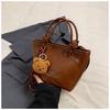 Bolso pequeño retro de alta gama para mujer, nuevo bolso cruzado combinable para otoño e invierno de 2024, bolso tipo cubo portátil súper popular, estilo occidental