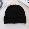 Gorro de lana cálido de punto de color liso de alta gama clásico de invierno para mujeres y hombres, sombrero versátil a prueba de frío de estilo coreano para exteriores