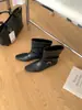 []Outono Inverno 2026 Nova Moda Europeia Americana Camurça Bico Quadrado Salto Bloco Salto Baixo Tira com Fivela Botas de Cano Curto Botas Femininas