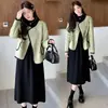 Foto real de la nueva ropa de otoño e invierno para mujer de talla grande de 2026: conjunto de suéter, falda básica, abrigo de lana verde