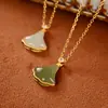 Luxo leve S925 prata de lei jade natural Hetian jade branco jade folha de ginkgo personalidade feminina banhado a ouro conjunto de pingente corrente