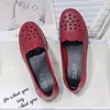 Zapatos de cuero nuevos de verano para mujeres de mediana edad y mayores, sandalias cómodas antideslizantes, zapatos de cuero suave con agujeros transpirables para mujer, zapatos de madre de fondo suave