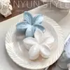 Nuevo Clip de Tiburón para el Cabello con Flor de Huevo Azul y Blanco de Corea del Sur Pinza Elegante con Lazo para el Cabello Adorno para la Cabeza Pasador para el Cabello para Mujeres