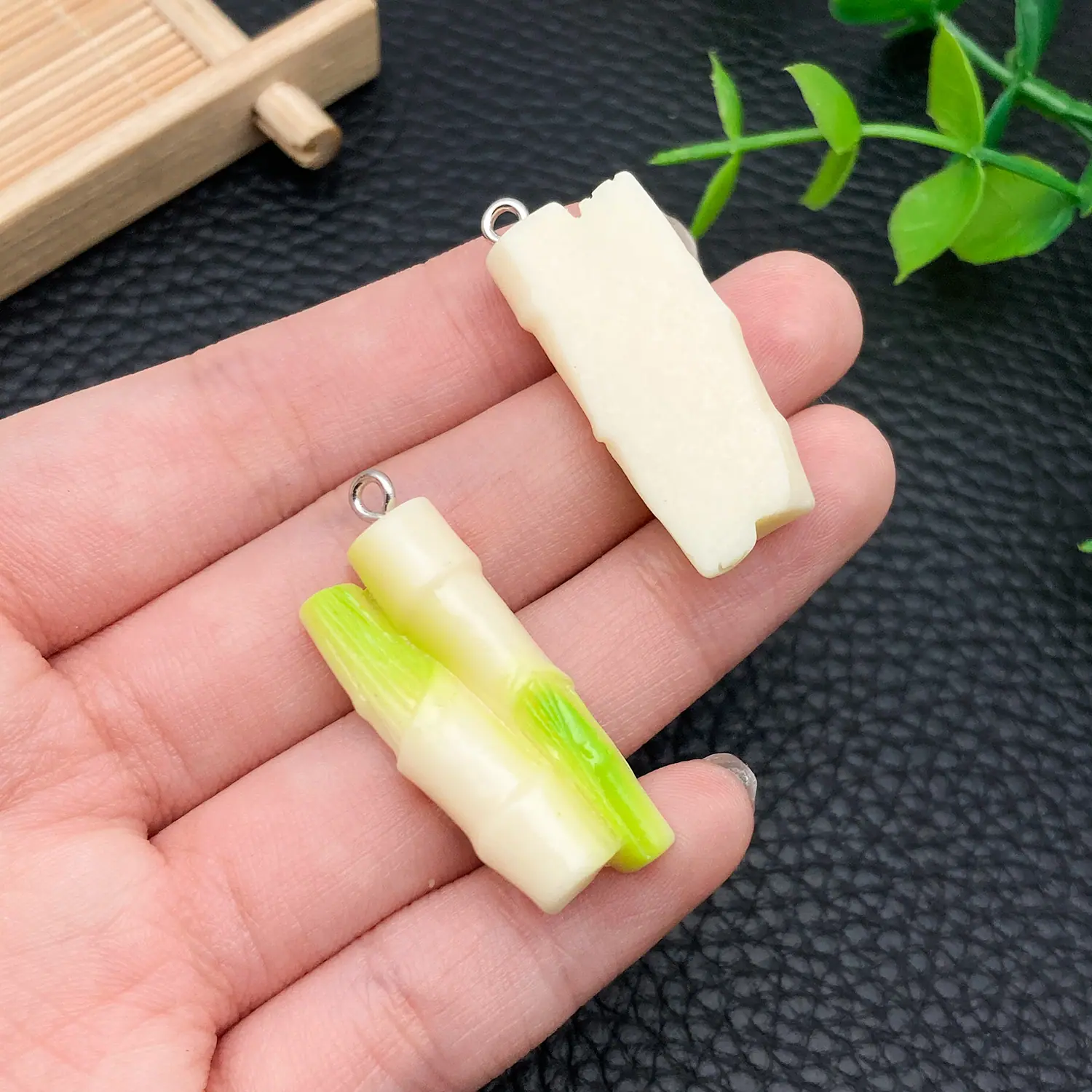 24289-HGZ-白绿色树脂蔬菜立体茭白8x14x35mm