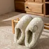 Pantuflas de algodón esponjosas para hombre y mujer, nuevo estilo 2026, para uso en interiores en casa, antideslizantes de EVA, forradas de felpa para abrigar, adecuadas para usar en exteriores, pantuflas de algodón con suela gruesa