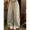 Pantalones de chándal casuales grises estilo americano para mujer, pantalones deportivos holgados de pierna ancha para otoño con estampado de diseño, pantalones largos fluidos tipo cimitarra hasta el suelo