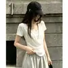 Camiseta blanca de manga corta estilo francés minimalista con cuello en U, imitación de dos piezas, para mujer, top de verano con empalme de encaje, corte ajustado