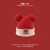 Um chapéu de Ano Novo para bebê vermelho, chapéu de inverno à prova de vento, engrossado, pullover para meninos e meninas, cachecol de tricô fofo estilo ins