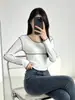 Camiseta de manga comprida com ombros retos, estilo curto para outono e inverno, sexy e estilosa, design slim fit, top interno, puro e atraente, camiseta básica de gola redonda