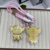 Novo Estilo Shuibei Ouro Imitação Fofo Amigo Chaveiro Clipe de Celular Pingente de Bolsa Decoração Desenho Animado Design Simples