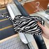 13311 Bolsa de cosméticos de gran capacidad con estampado de leopardo para mujer, bolso de mano de lona con acabado de leopardo, bolsa de almacenamiento al por mayor
