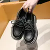 Sapatos Mocassins femininos sola grossa 2023 Inverno sapatos de couro forrados com lã estilo britânico grosso preto versátil cadarço sapatos de sola macia