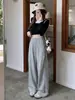 Pantalones de chándal rectos y holgados de moda para mujer con tiras cruzadas en los laterales y un ajuste relajado, diseñados para primavera y otoño, con una caída estilo americano y un look deportivo casual.