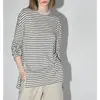 Camiseta Listrada Preto e Branco para Mulheres Início do Outono Fenda Lateral Top Casual Usado por Dentro e por Fora