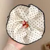 Goma para el pelo de encaje francés, un accesorio para el cabello de alta gama para mujer, perfecto para crear un moño o una cola de caballo elegante. Es un coletero delicado y elegante, disponible en tamaño grande
