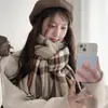 Bufanda de Cuadros Estilo Británico para Mujer 2025 Invierno Nueva Moda Atmósfera de Alta Gama Bufanda Gruesa con Borlas Al por Mayor