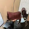 Bolsa feminina versátil vintage transfronteiriça modelo 2026, nicho luxo leve alça de ombro larga ombro único transversal bolsa tipo travesseiro casual para o dia a dia