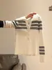 Camiseta de punto de manga larga a rayas de color contrastante, camiseta básica para mujer, nuevo estilo principios de otoño 2026, top blanco de cuello semiabierto