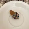 Pinza Pequeña de Corazón Flocado Color Café con Leche Retro para el Cabello de la Frente Flequillo Pinza para el Cabello Accesorios para la Cabeza Nuevo Clip de Pato Otoño e Invierno 2025