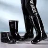 Botas de lluvia para hombre, antideslizantes, altura media hasta la pantorrilla, botas de goma de caña alta, adecuadas para sitios de construcción, con forro adicional para abrigar, engrosadas para mayor durabilidad y con una suela de goma resistente.