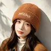 Moda de otoño e invierno, sombrero de punto versátil de nuevo estilo con estampado de letras, sombrero de lana bordado cálido para viajar y proteger las orejas para mujer