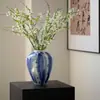 Vaso de Cerâmica Moderno Minimalista Jingdezhen Armário de Exibição Recipiente para Arranjo de Flores Azuis Prateleira de Exibição para Sala de Estar Itens de Decoração de Alto Padrão