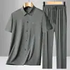 Traje de Hombre Nuevo de Seda de Hielo de Manga Corta Verano Transpirable Delgado Casual Atuendo de Papá con Camisa de Solapa Conjunto de Dos Piezas