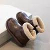 Botas de Couro Forradas com Fleece para Meninas 2026 Outono/Inverno Novo Estilo Botas de Algodão Quentes Retrô Marrons para Crianças Médias e Grandes Superfície de Couro Sapatos Grandes de Algodão