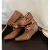 Botines de piel de oveja con punta fina para mujer, tacones de aguja, modernos y versátiles, nuevo estilo 2026 con hebilla de cinturón, diseño plisado retro