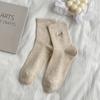 Outono e Inverno Novas Meias Estilo Academia Bordadas Femininas Ins Estilo Japonês Meias Mid-tube Love Oat All-match Outono e Inverno Meias Casuais