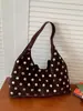 Bolso de Mujer Transfronterizo de Nicho para Viajes Diarios Modelo Nuevo 2025 Estilo Gótico para Motociclista Bolso de Hombro con Remaches Gran Capacidad Elegante Bolso Cubo