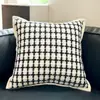 Sofá moderno minimalista con cojines estilo ins en blanco y negro, patrón de cebra de lujo ligero, adecuado para sala de estar, mesita de noche y casa de huéspedes, funda de almohada vintage para ventanal