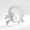 Broche de Fita Totalmente Cravejado de Diamante de Temperamento para Mulheres, Corsage de Pérola Elegante e Atmosférico, Luxo Acessível, Design de Ponta, Broche, Acessórios para Terno