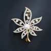 Joyería de moda coreana de alta gama, broche de hoja de arce de perla superbrillante, accesorios para ropa, regalo, hebilla para bufanda, en stock, venta al por mayor