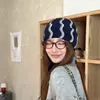Gorrito de Punto Rayado de Nicho de Alta Calidad para Mujer con Circunferencia de Cabeza Grande, Sombrero de Punto Adelgazante, Novedad Otoño e Invierno 2025 al por Mayor