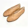 Zuecos Populares de Nicho Transfronterizos Planos Huecos Transpirables de Punta Redonda, Sandalias Planas y Pantuflas Versátiles Elegantes y Cómodas